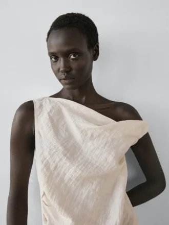 Haut asymétrique avec détail noué
