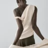 Haut asymétrique avec détail noué Haut asymétrique avec détail noué