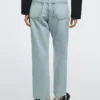 Jean à coupe droite et taille haute Jean à coupe droite et taille haute