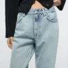 Jean à coupe droite et taille haute Jean à coupe droite et taille haute