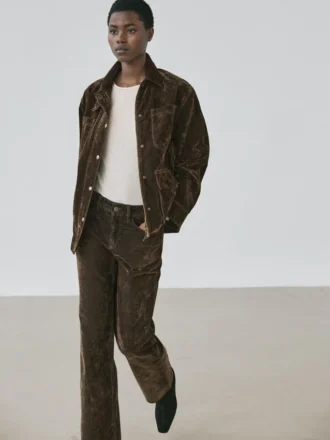 Jean à taille basse et coupe droite, finition floquée