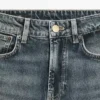 Jean à taille moyenne, coupe droite évasée