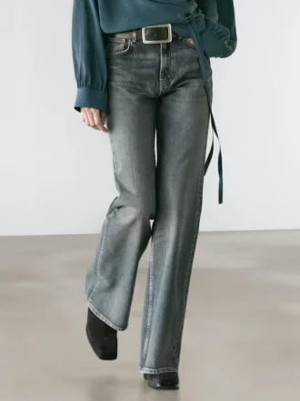 Jean à taille moyenne, coupe droite évasée
