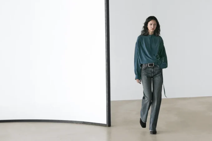 Jean à taille moyenne, coupe droite évasée