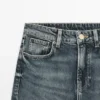 Jean à taille moyenne, coupe droite évasée