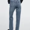 Jean à taille moyenne et coupe droite Jean à taille moyenne et coupe droite
