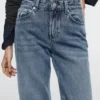 Jean à taille moyenne et coupe droite Jean à taille moyenne et coupe droite