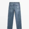 Jean à taille moyenne et coupe droite Jean à taille moyenne et coupe droite