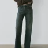 Jean à taille moyenne et pattes d’éléphant Jean à taille moyenne et pattes d’éléphant