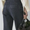 Jean évasé à taille haute avec poches Jean évasé à taille haute avec poches