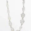 Long collier en dentelle à plusieurs façons de porter Long collier en dentelle à plusieurs façons de porter