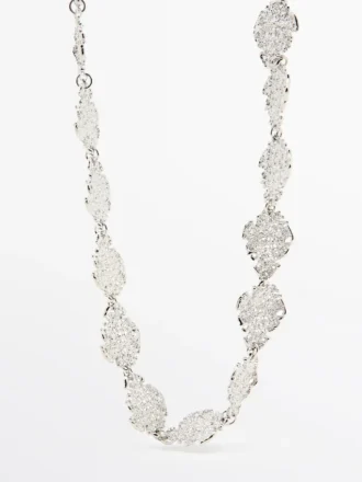 Long collier en dentelle à plusieurs façons de porter