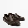 Mocassins en cuir huilé souple avec pompons Mocassins en cuir huilé souple avec pompons
