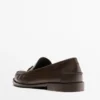 Mocassins en cuir huilé souple avec pompons Mocassins en cuir huilé souple avec pompons