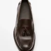 Mocassins en cuir huilé souple avec pompons Mocassins en cuir huilé souple avec pompons