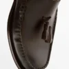 Mocassins en cuir huilé souple avec pompons Mocassins en cuir huilé souple avec pompons