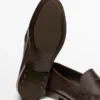 Mocassins en cuir huilé souple avec pompons Mocassins en cuir huilé souple avec pompons