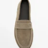 Mocassins en cuir refendu avec semelle caramel Mocassins en cuir refendu avec semelle caramel