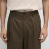 Pantalon en coton avec doubles pinces Pantalon en coton avec doubles pinces