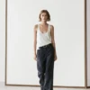 Pantalon en lin à jambes larges et à fines rayures Pantalon en lin à jambes larges et à fines rayures