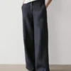 Pantalon en lin à jambes larges et à fines rayures Pantalon en lin à jambes larges et à fines rayures