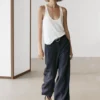 Pantalon en lin à jambes larges et à fines rayures Pantalon en lin à jambes larges et à fines rayures