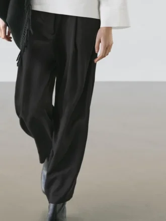 Pantalon fluide avec détails plissés