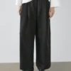 Pantalon fluide avec détails plissés Pantalon fluide avec détails plissés