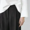 Pantalon fluide avec détails plissés Pantalon fluide avec détails plissés