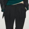 Pantalon à jambes larges à fines rayures Pantalon à jambes larges à fines rayures