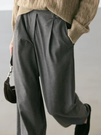 Pantalon à pinces à fines rayures
