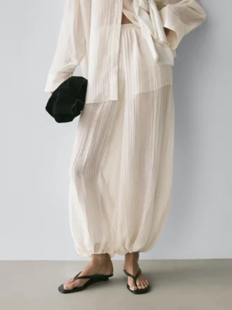 Pantalon sarouel fluide avec détails plissés