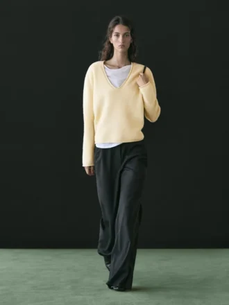 Pantalon évasé à fines rayures