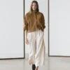 Pantalons fluides avec ourlets retroussés Pantalons fluides avec ourlets retroussés