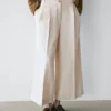 Pantalons fluides avec ourlets retroussés Pantalons fluides avec ourlets retroussés