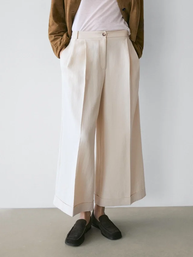 Pantalons fluides avec ourlets retroussés Pantalons fluides avec ourlets retroussés