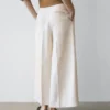 Pantalons fluides avec ourlets retroussés Pantalons fluides avec ourlets retroussés