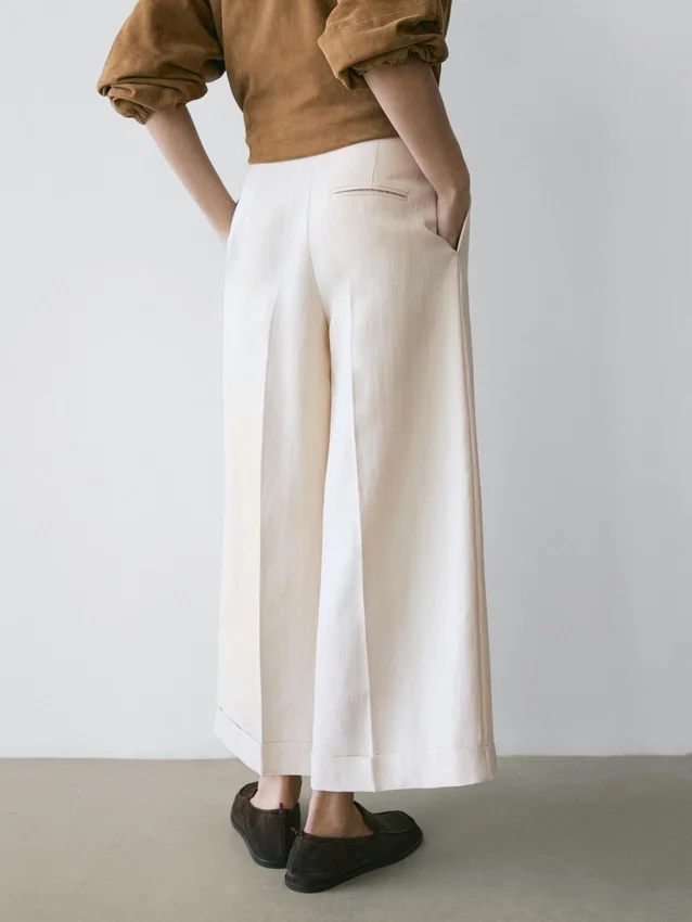 Pantalons fluides avec ourlets retroussés Pantalons fluides avec ourlets retroussés