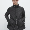 Parka à capuche avec détails en tissu Parka à capuche avec détails en tissu
