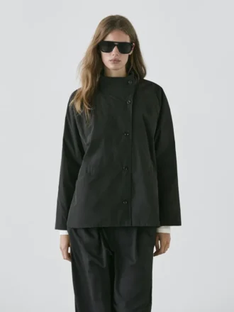 Parka courte rembourrée avec détail au niveau du col