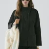 Parka courte rembourrée avec détail au niveau du col Parka courte rembourrée avec détail au niveau du col