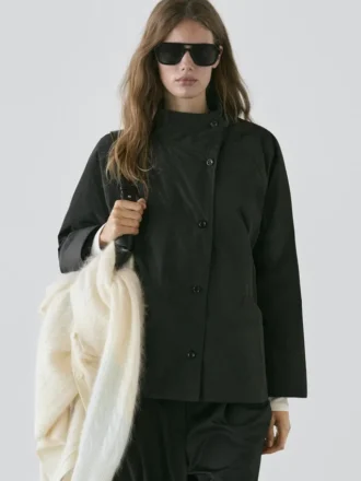 Parka courte rembourrée avec détail au niveau du col