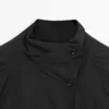Parka courte rembourrée avec détail au niveau du col Parka courte rembourrée avec détail au niveau du col