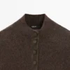 Pull en maille à col montant avec boutons-pression Pull en maille à col montant avec boutons-pression