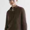 Pull en maille à col montant avec boutons-pression Pull en maille à col montant avec boutons-pression
