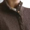 Pull en maille à col montant avec boutons-pression Pull en maille à col montant avec boutons-pression