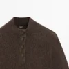 Pull en maille à col montant avec boutons-pression Pull en maille à col montant avec boutons-pression