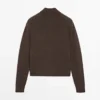Pull en maille à col montant avec boutons-pression Pull en maille à col montant avec boutons-pression