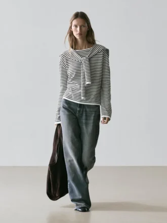 Pull en maille rayée avec détail sur les manches