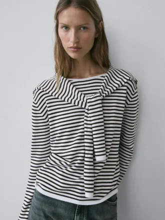 Pull en maille rayée avec détail sur les manches